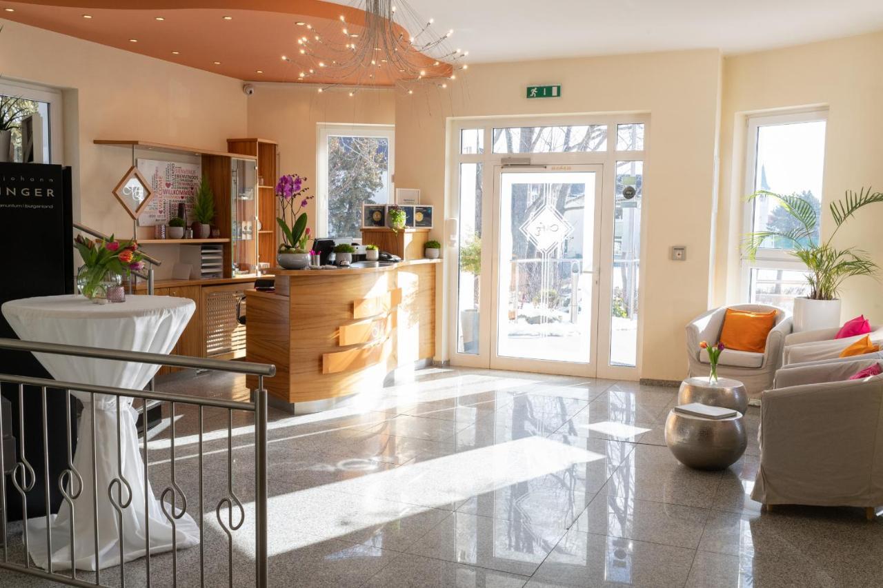 Hotel Maria Gramatneusiedl Екстер'єр фото