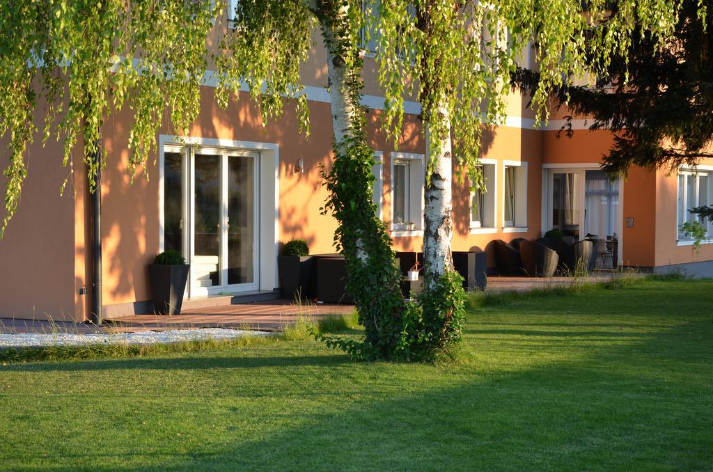 Hotel Maria Gramatneusiedl Екстер'єр фото